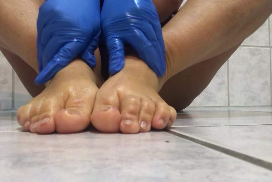 Hot-Fire: Latexhandschuhe und Füsse