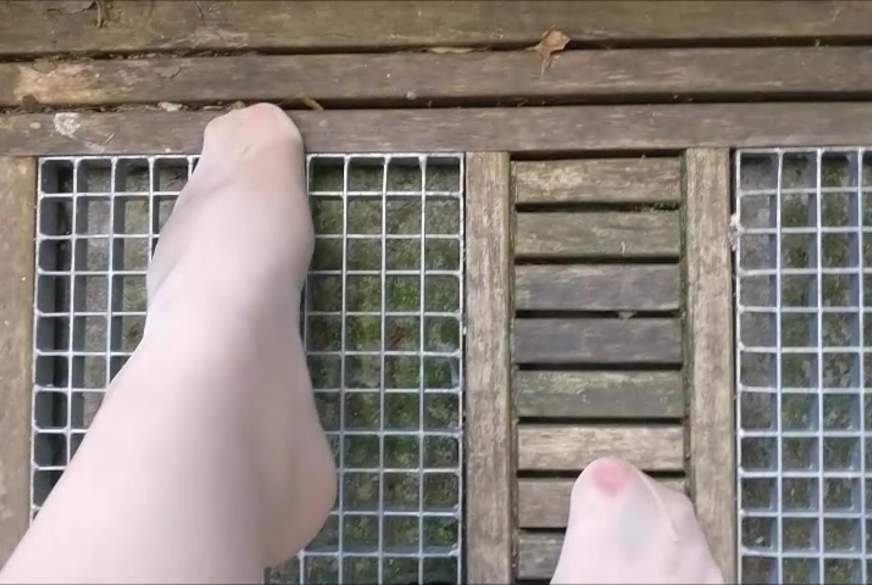 LaDuchesse: D*****ge Nylons Outdoor