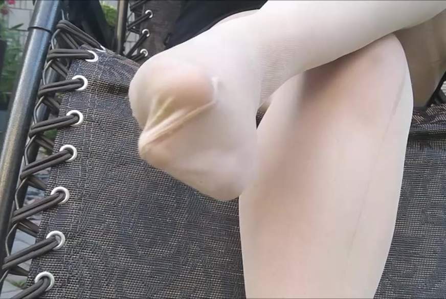 LaDuchesse: D*****ge Nylons Outdoor