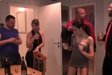 auf der Geburtstagsparty meiner Freundin war ich schon den ganzen Abend so geil dass ich an nichts anderes als Sex denken konnte.... Na was macht da ein kleines Luder wie ich?? Genau, angelt sich einfach den Cousin meiner Freundin und entführt Ihn aufs Klo zum ficken.... War zwar schon ein bisschen älter der Typ aber ficken konnte er wie ein junger Bursche.... Hoffe meine Freundin nimmts mir nicht mehr allzulage übel dass ich auf Ihrer Geburtstagsparty Ihren Cousin verführt habe :-)