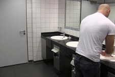 war mit meiner geilen Freundin lilly-lil zusammen auf der Düsseldorfer Erotikmesse unterwegs..... Da wir mal wieder total geil waren und dringend einen Schwanz in unsere nassen Fotzen brauchten haben wir gedacht..... Am besten gehen wir einfach mal aufs Männerklo und schauen ob wir dort nen Typen antreffen den wir abficken können.... Glück gehabt.... Als wir reingekommen sind stand gerade ein geiler Typ da um sich seine Hände zu waschen.... Was dann passiert ist...... Hämmungsloser Sex.... Und 3 mal erwischt worden von anderen Typen die einfach nur aufs Klo wollten....