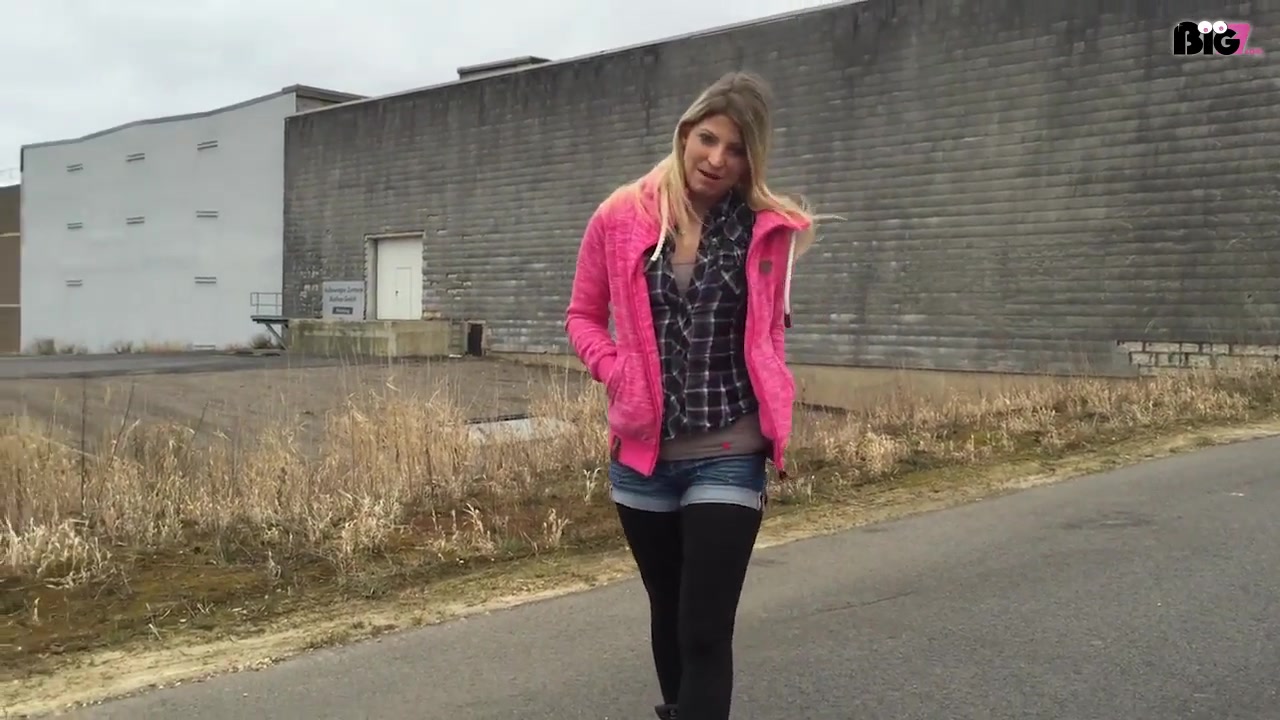 Am Wochenende war ich mal auf einem Parkplatztreff unterwegs. Hatte schon öfters davon gehört und gelesen, dass bei mir in der Nähe Parkplatztreffen stattfinden. Ich stehe gerade einmal ein paar Minuten da und der erste geile Bock kommt auch schon angefahren.. Da er ganz suß war hab ich nicht lange gezögert und bin direkt zu Ihm hin. Ganz unkompliziert hab ich Ihm dann so richtig geil einen geblasen und mir einen MEGA CUMSHOT von Ihm in mein Gesicht spritzen lassen. Ich glaube hier komme ich mal des öfteren hin wenn ich Lust auf spontanen Sex oder nen Blowjob habe! Kommst Du auch mal zu dem Parkplatztreff??