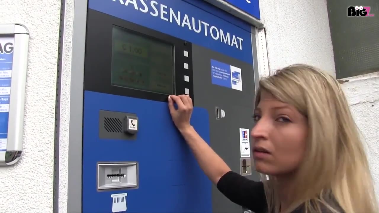 da steh ich vor diesem verdammten Parkscheinautomaten und will mein Parkticket bezahlen. Leider hatte ich aber gar keine Kohle mehr im Portomonaie... Da kommt ein Typ vor bei und bietet mir freundlicherweise an mir nen Euro zu geben damit ich mein Auto vom Parkplatz bekomme. Der Typ war jedoch sehr dreist... Umsonst wollte er den Euro nicht rausrücken. Was blieb mir anderes übrig als Ihm ne geile Gegenleistung dafür zu geben? Da ich sowieso meine tägliche Ration Sperma noch nicht bekommen hatte hab ich Ihm in seinem Auto dann genüßlich einen geblasen bis er mir alles schön in den Mund gespritzt hat :-)