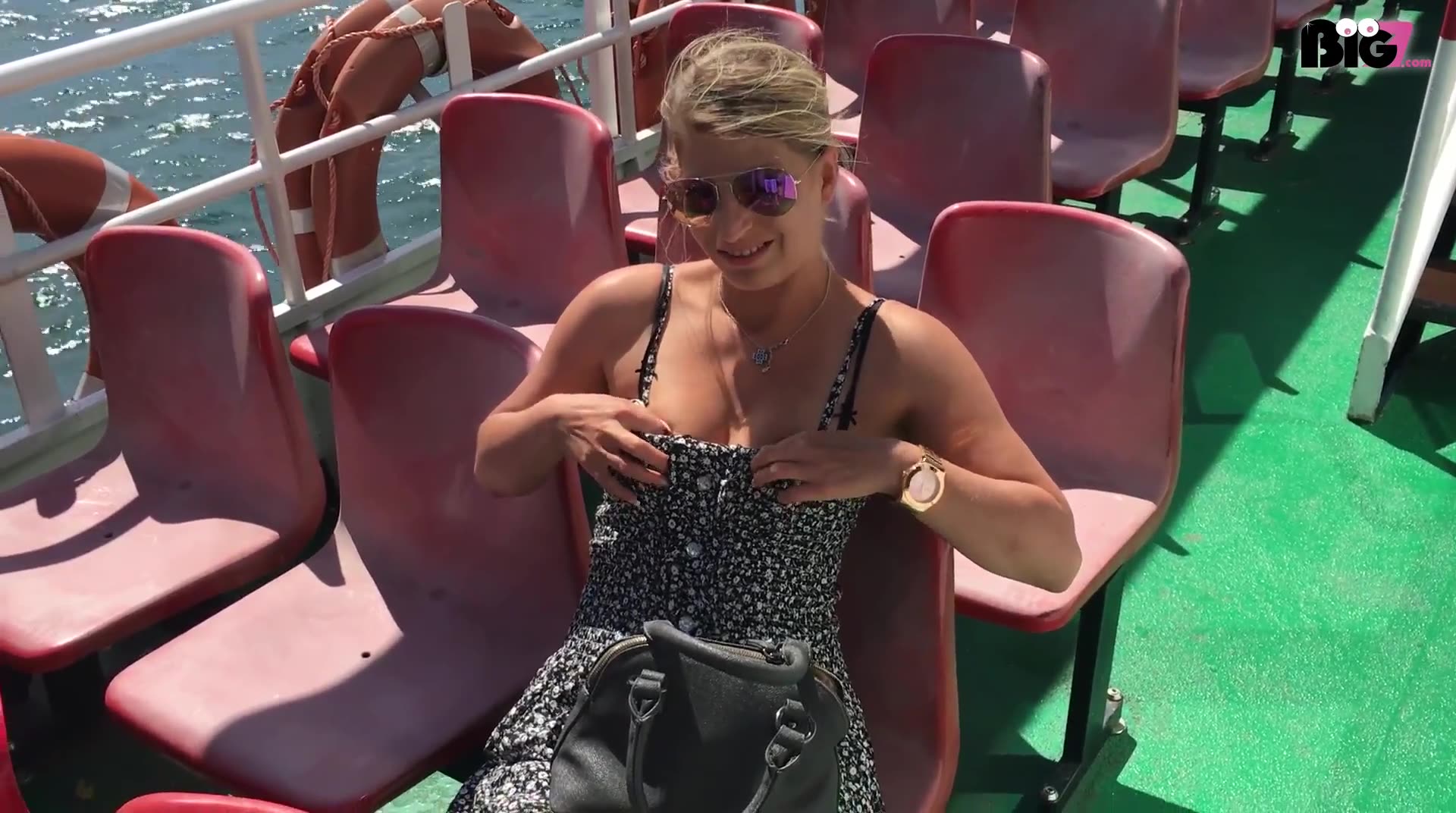 Ich hab mir mal einen kleinen Urlaub am schönen Gardasee gegönnt. An einem Tag hab ich mit der Fähre ne kleine Seerundfahrt gemacht. Während ich so in der Sonne gesessen habe und mich gebräunt habe, bekam ich plötzlich mega Lust nen geilen Schwanz zu blasen und mir ne Portion Ficksahne zu ergattern :-) Was sollte ich tun in dieser Situation? Bin einfach zur Männertoilette und hab gewartet bis ein netter Typ hinein geht. Kurz darauf bin ich dann auch rein zu Ihm und hab mir einfach genommen worauf ich Lust hatte! War schon echt krass nen wildfremden Typen einfach abzublasen. Aber ich brauchte einfach nen Schwanz und Sperma :-)