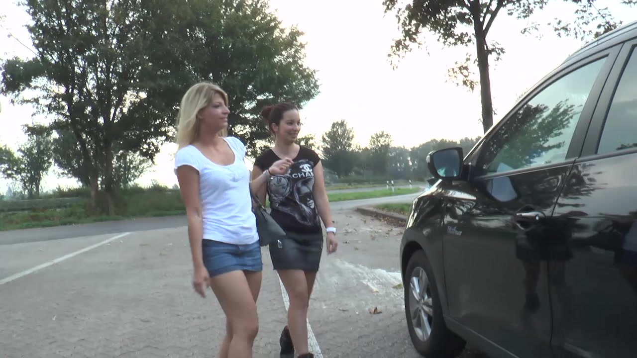 VON DEN BULLEN BEIM PUBLIC BLOWJOB ERWISCHT Ach Du Scheiße, das war knapp. War letzte Woche mit meiner Freundin auf nem Rastplätz in der Nähe von Aachen unterwegs. Da sehen wir nen netten Typen ganz alleine im Auto sitzen und haben Ihn einfach mal angequatscht... Da wir beide mal wieder total geil waren haben wir Ihm angeboten Ihm einen zu blasen... Er hat natürlich total verdutzt geguckt und konnte es kaum glauben dass er sowas mal erleben darf in seinem Leben dass 2 notgeile Girls Ihm einfach so ohne Gegenleistung einen Blasen.... Als wir dann seinen harten Prügel mit unseren gierigen Spermamäulern am blasen waren passierte es... Die Bullen haben uns erwischt... Leider war der Blowjob dann für Ihn vorbei bevor wir uns seine Sacksahne holen konnten... Naja, was solls. Der Sommer ist ja noch lange und beim nächsten mal werden wir bestimmt nicht gestört.