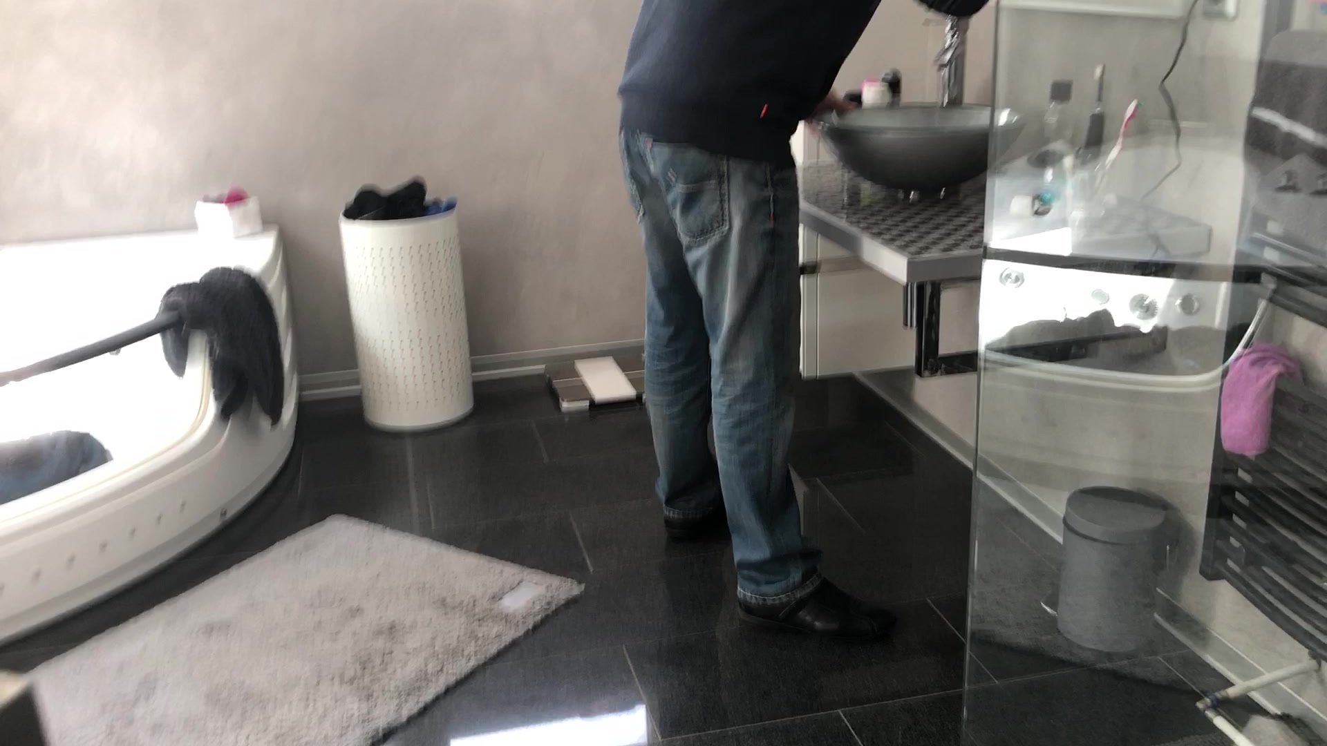 Ich war mal wieder mega rattig an diesem morgen... Als mein WG Mitbewohner im Badezimmer war um sich für die Arbeit fertig zu machen bin ich einfach zu Ihm rein und hab mir seinen Schwanz geschnappt. Ich hatte einfach nur Lust zu blasen und etwas Sperma zum Frühstück zu bekommen. Würde Dir das auch gefallen?