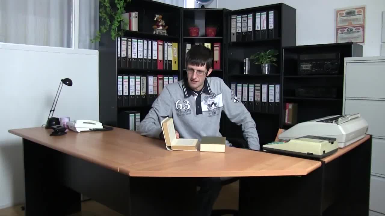 bei uns in der Firma arbeitet seit ein Paar Wochen ein richtig krasser Nerd. Wie er schon rumläuft dieser kleine neunmalschluge Bursche.... Als der Chef nicht im Haus war hab ich mir mit meiner immer geilen chronisch untervögelten Kollegin gedacht wir schauen mal ob der nicht nur schlau ist sonder auch ficken kann.... Was wir da noch nicht wussten... Der Typ ist noch JUNGFRAU..... Naja, dafür dass er das erste mal in seinem Leben 2 Pussys zu Gesicht bekommen hat, hat er sich ganz gut geschlagen... Soll sich aber blos jetzt nicht einbilden dass er uns öfters vernachen darf......