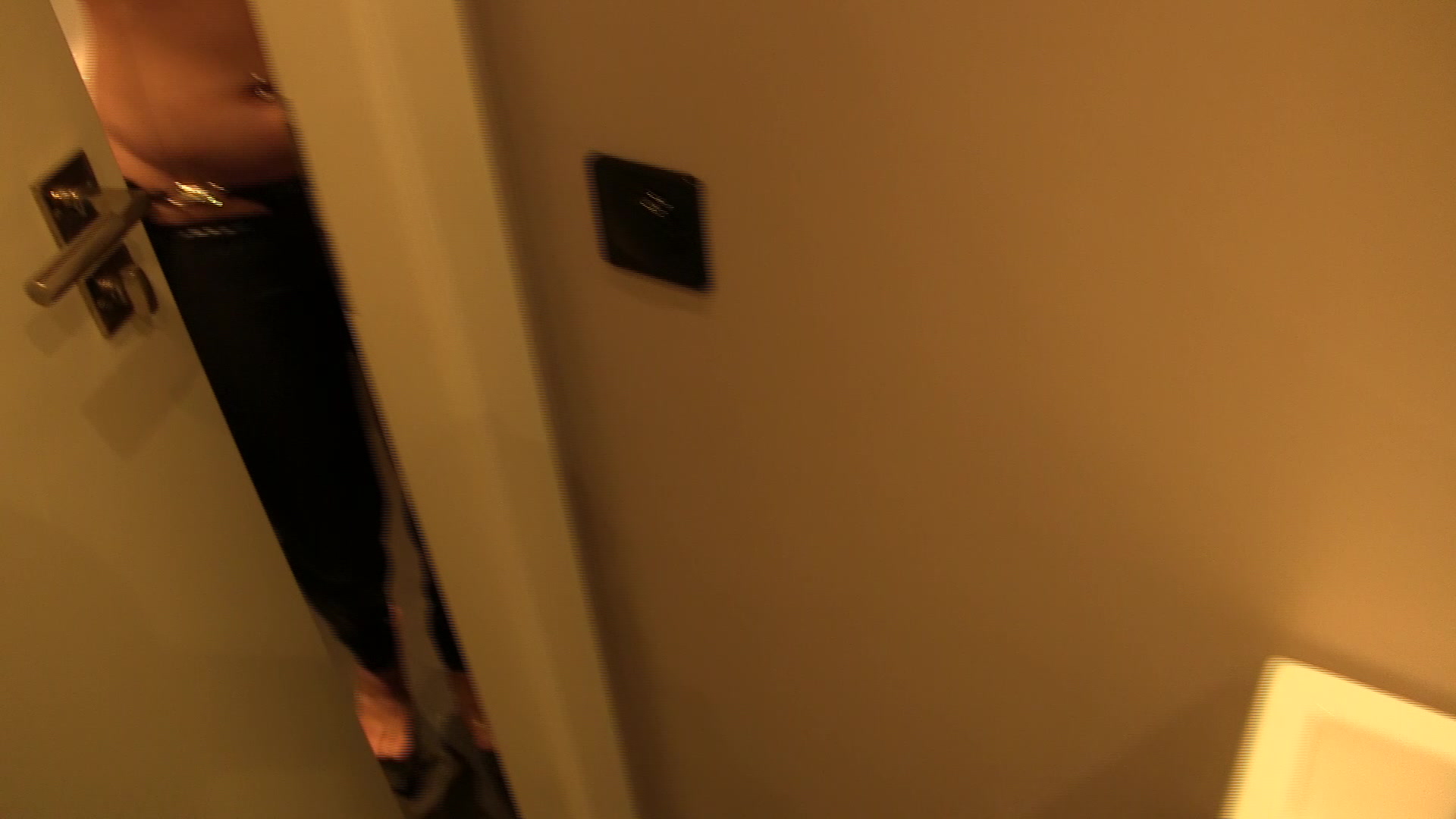 Letztens war ich nochmal im Swingerclub mit ner Freundin und musste mal dringend aufs Klo PiPi machen. Hab wohl die falsche Türe erwischt und bin auf dem Männerklo gelandet.
Da war aber noch ein süßer Typ drin der sich gerade die Hände am waschen war. Ich hab mich einfach vor Ihm aus Klo gesetzt und Ihm die Hose aufgemacht und seinen Schwanz geil geblasen bis er mir alles in den Mund gespritzt hat :-) Ich liebe so spontane Sachen.