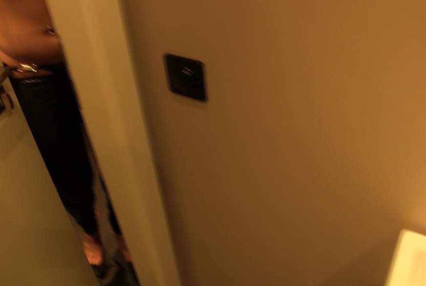 Parkplatzluder19: Falsche Toilette... Egal dann lutsch ich eben nen S*****z beim Pipi machen