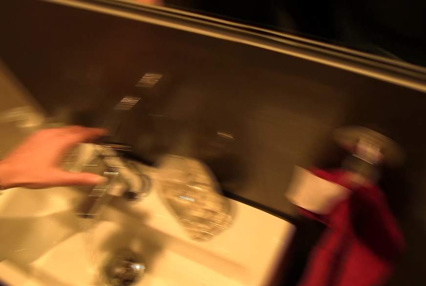 Parkplatzluder19: Falsche Toilette... Egal dann lutsch ich eben nen S*****z beim Pipi machen