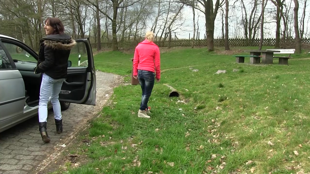 so ein Arschloch... Letzte Woche war ich zusammen mit ner Freundin und Ihrem Typen unterwegs. Nach 2 Stunden Autobahnfahrt musste ich mal dringend pissen. Soweit kein Problem habe ich mir gedacht und Ihn gebeten am nächsten Rastplatz mal anzuhalten.. Leider gabs dort keine Toiletten... Ich musste also einfach auf die Wiese pinkeln und mir von allen zuschauen lassen dabei. Wäre ja noch nicht so schlimm gewesen, aber er hatte nichts besseres zu tun als mich auch noch dabei zu filmen. Wie peinlich ist das denn?