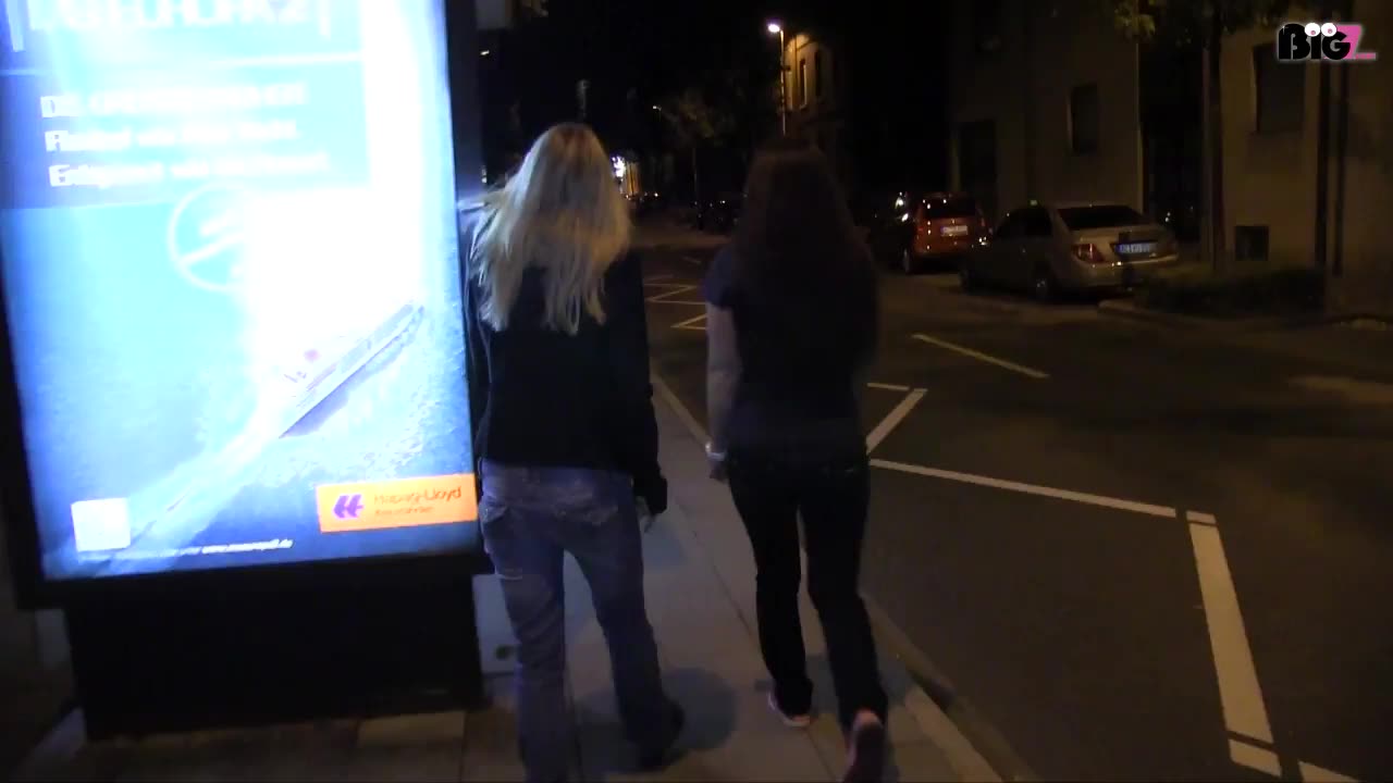 letztes Wochenende war ich mal wieder mit meiner Freundin Meli Party machen und wir haben total die Zeit vergessen. Für ein Taxi hatten wir keine Kohle mehr und den letzten Bus haben wir verpasst... Als wir so an der Bushaltestelle stehen und überlegen was wir nun machen sollen kommt ein total sypatischer Typ vorbei der uns anbietet dass er uns nach Hause fahren kann. Er wohnte wohl direkt um die Ecke und war kurz Zigaretten holen. Meli hatte direkt ein schlechtes Gefühl dabei mit Ihm zu gehen... Und Sie sollte recht behalten. Der Typ hat unsere Notlage eiskalt ausgenutzt und als er uns einmal bei sich zuhause hatte wollte er auf einmal mit uns ficken damit er uns anschließend nach Hause fährt.... Was sollten wir tun? Wir haben uns drauf eingelassen...... So schlimm wars dann auch gar nicht! Ficken konnte der Typ nämlich echt gut :-)