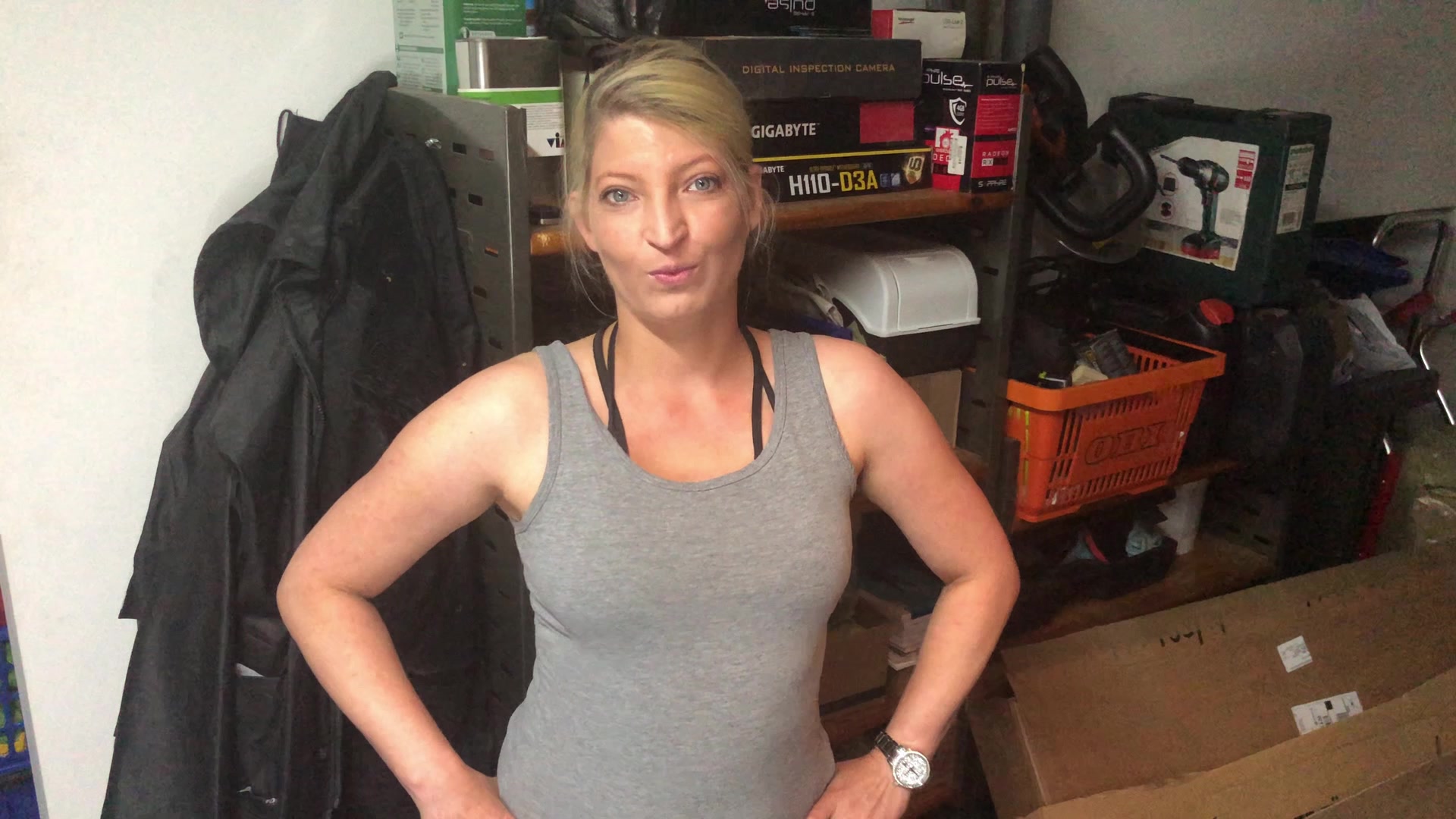 Hatte mir ein neues Regal gekauft, und brauchte ein bisschen Werkzeug und am liebsten etwas Hilfe beim Aufbau. Mein Nachbar hat sich nicht lange bitten lassen. Hab Ihm nen Blowjob als Gegenleistung angeboten. Von Ficken war eigentlich keine Rede, aber ist dann doch passiert. Und auch noch AO ohne Gummi hat er mir alles reingespritzt.