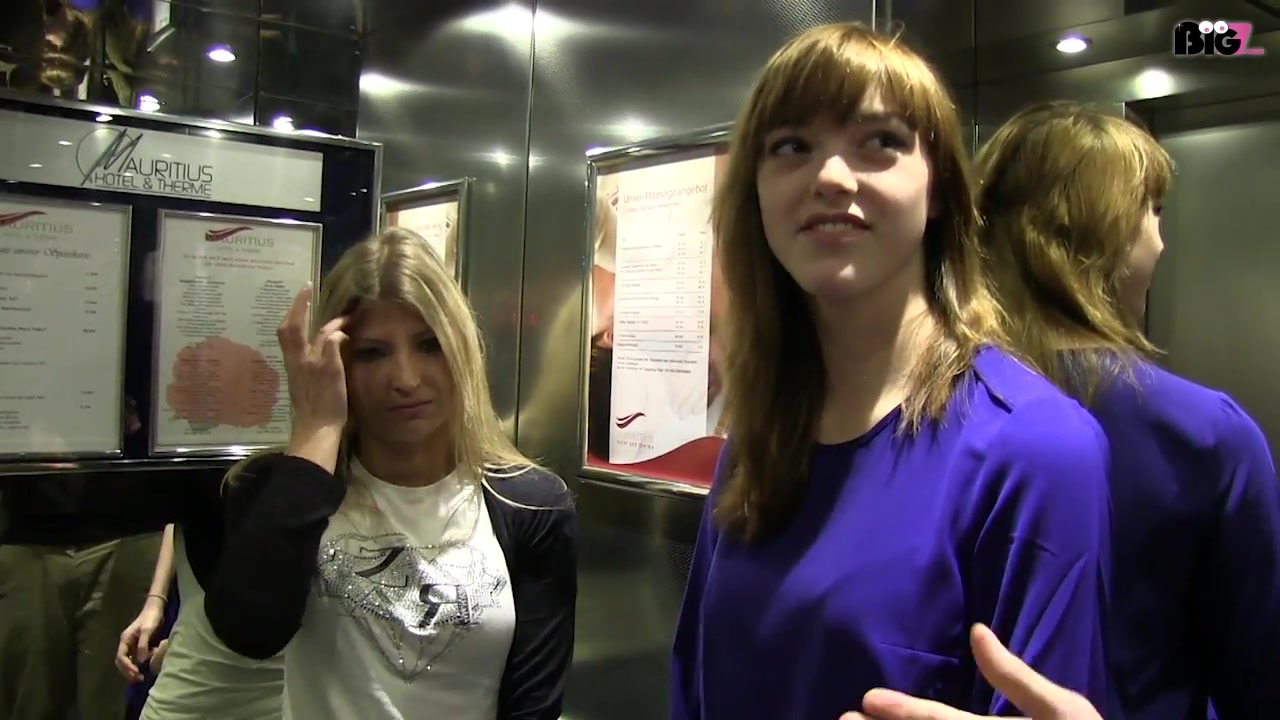 war letztes mit meiner süßen 18 Jährigen Freundin AnnyAurora in Köln unterwegs als uns mitten auf der Straße ein Typ anquatscht und uns fragt ob wir uns ein bisschen in Köln auskennen. Er wollte dass wir Ihm auf dem Stadtplan etwas zeigen. Den Stadtplan hatte er aber nicht bei. Den hatte er im Hotelzimmer wie er sagte. Wir sind Ihm dann ins Hotelzimmer gefolgt und was dann passierte war schon wirklich krass. Er fragt uns einfach ob wir keine Lust haben mit Ihm zu ficken... Schon dreist von Ihm, aber meine süße Anny ist ja bekanntlich dauergeil und so haben wir uns drauf eingelassen. Zum Fick ist es aber leider gar nicht gekommen. Nachdem er unsere geilen Teeny Körper gesehen hat und uns befummeln durfte und er 2 mega geile Blowjobs von uns bekommen hat ist der Typ doch glatt schon vor dem Ficken gekommen :-( Naja vielleicht klappt es ja beim nächsten mal.....