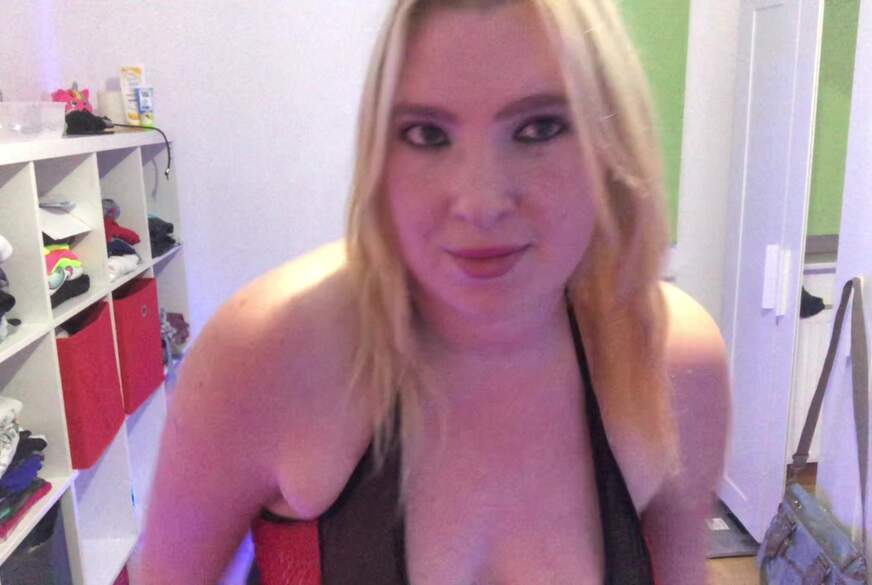 HotLeyla86: Geiler..kleiner Strip und ich muss Pipi