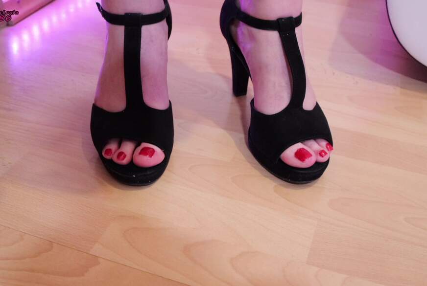 HotLeyla86: Geiler Footjob mit Öl