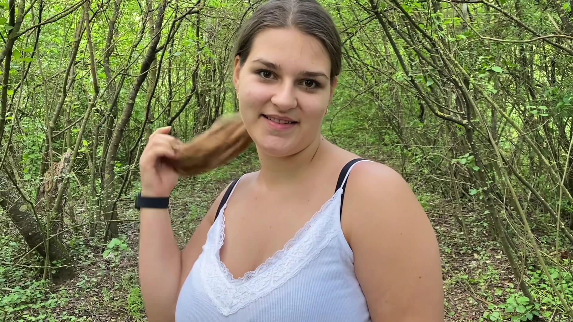 Hallo ihr Lieben, am Wochenende war ich für euch unterwegs und habe schöne Plätze gesucht, für einen Outdoor dreh. Da war das Pfingstwochenende natürlich nicht das beste. Ganz oft wurde ich von Spaziergängern gestört und musste weiterziehen. Irgendwann konnte ich nicht mehr und musste einfach pinkeln. Da keine Toilette in der Nähe war, habe ich für euch meinen Natursekt einfach im Wald laufen lassen. Ein bisschen geil war es schon und die Gefahr entdeckt zu werden riesig. ;) Aber seht selbst wie knapp es war! :* Eure Lena
#natursekt #naturtitten #outdoor