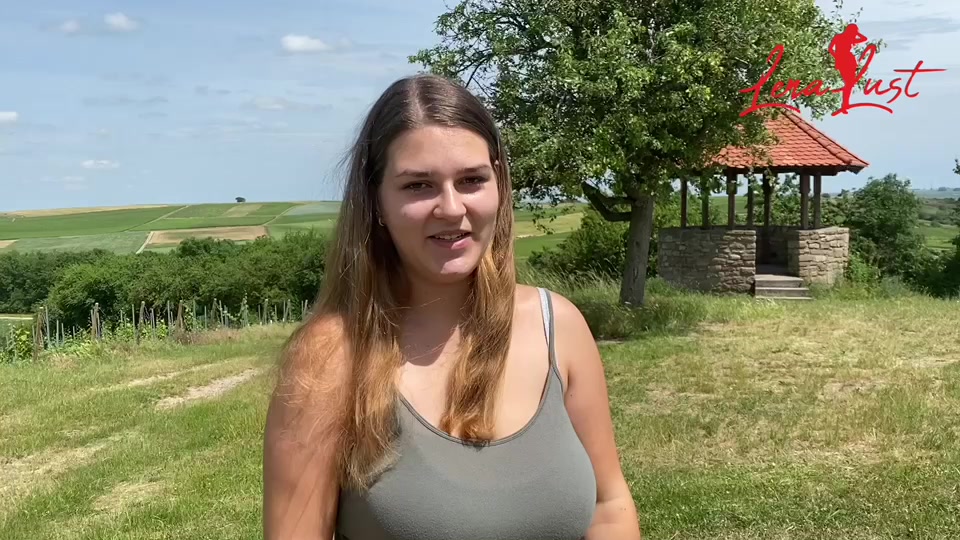 Selbstbefriedigung bei schönem Wetter auf einer grünen Wiese zwischen den Weinbergen. Höre wie ich wie laut stöhne bis ich zum Orgasmus komme. Mit Hilfe eines Dildo´s komme ich heftig und laut.