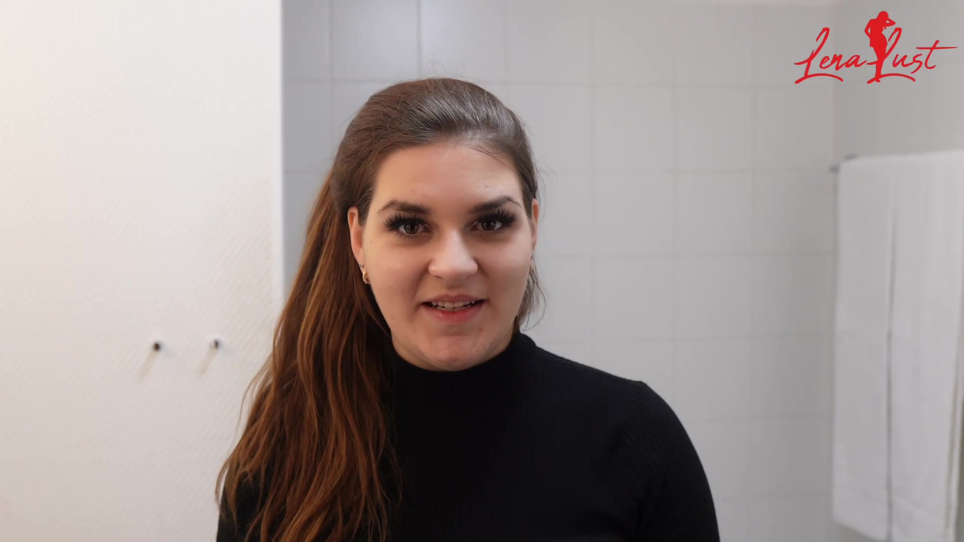 Nach einen stressigen Tag .... habe ich mir eine heiße Badewanne gegönnt. Seht mir zu wie ich mich ausziehen und mich dann in der Wanne verwöhne