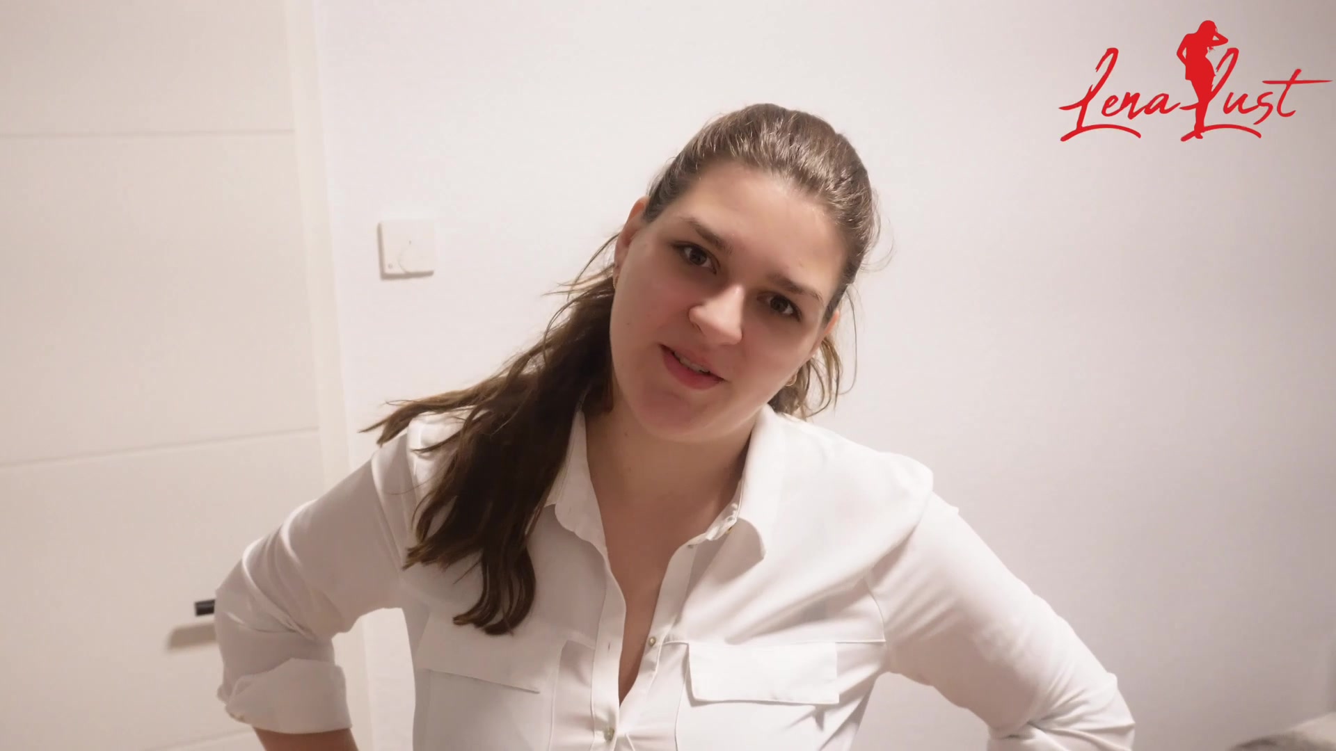 Hier seht ihr mich kurz in meinen Bürooutfit. Danach fallen die Hüllen und ich besorge es mir selbst. Orgasmusgarantie !