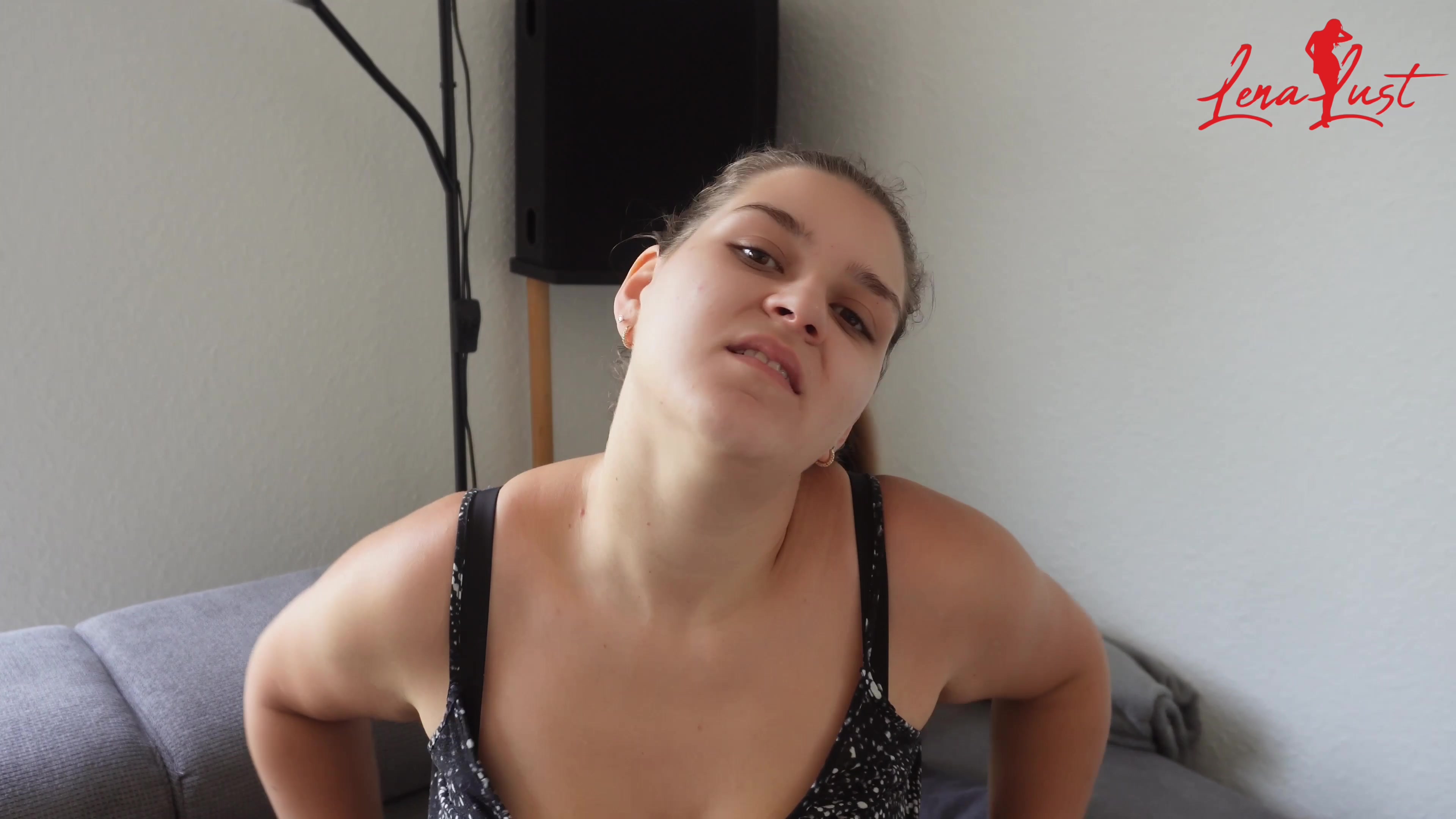Na, stehst du auf große Naturbrüste? Dann bist du hier genau richtig! Ich zeige dir in diesem Video meine liebsten BHs und wie schön meine Brüste darin wackeln können ;) Natürlich kommt auch der Anblick meiner nackten Brüste nicht zu kurz! Denn ich liebe es einfach sie zu kneten! Das gefällt dir sicherlich auch!