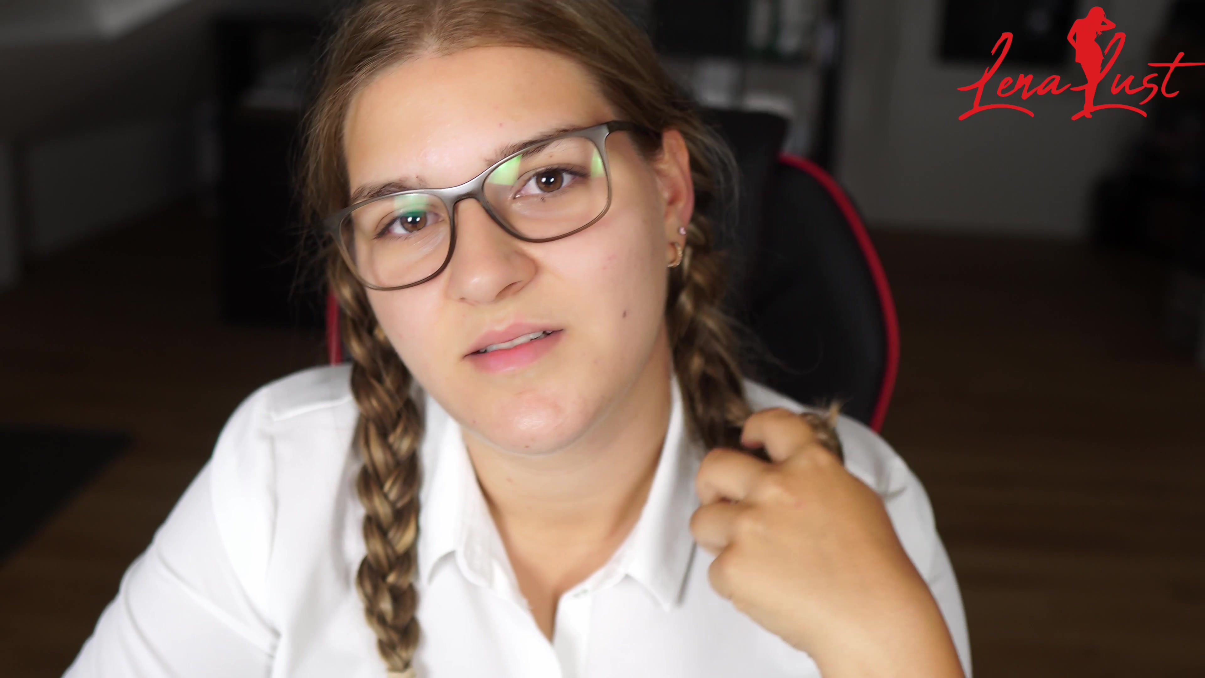 Als unartiges Schulmädchen durfte oder bzw. musste ich nachsitzen. Der Lehrer meinte es aber sehr gut mit mir ...... für paar Peitschenhiebe, Nahaufnahme meiner geilen Ficklöcher und meiner guten Handarbeit an mir selbst durfte ich das Nachsitzen früher beenden.

Viel Spaß beim genießen
