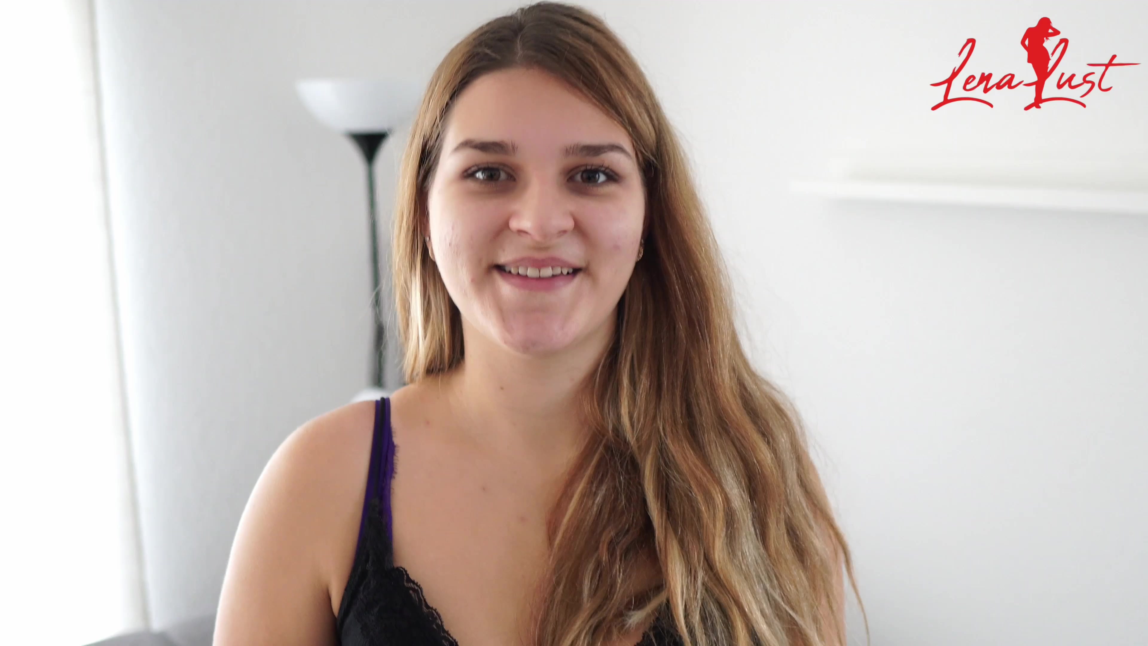 In diesem Video zeige ich meine Füße bzw. auch meine Nylonstrumpfhose. Dabe ziehe ich mich langsam und verführerisch aus und besorge es mir dabei selbst. 
Abspritzen ist garantiert!