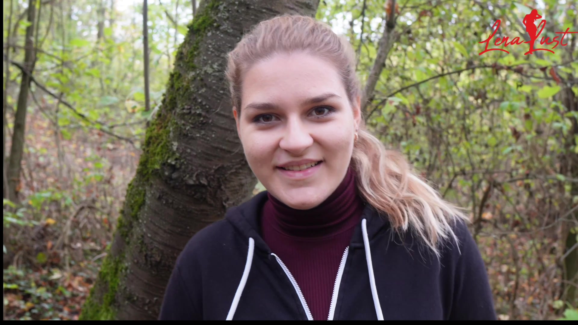 Beim Waldspaziergang musste ich dringend pinkeln. Aber es waren an diesem Sonntag überall Wanderer unterwegs.
Aber dann fand ich alsbald eine günstige Stelle um mich zu erleichtern.
Schaut mir einfach beim pinkeln zu und genießt den Anblick.