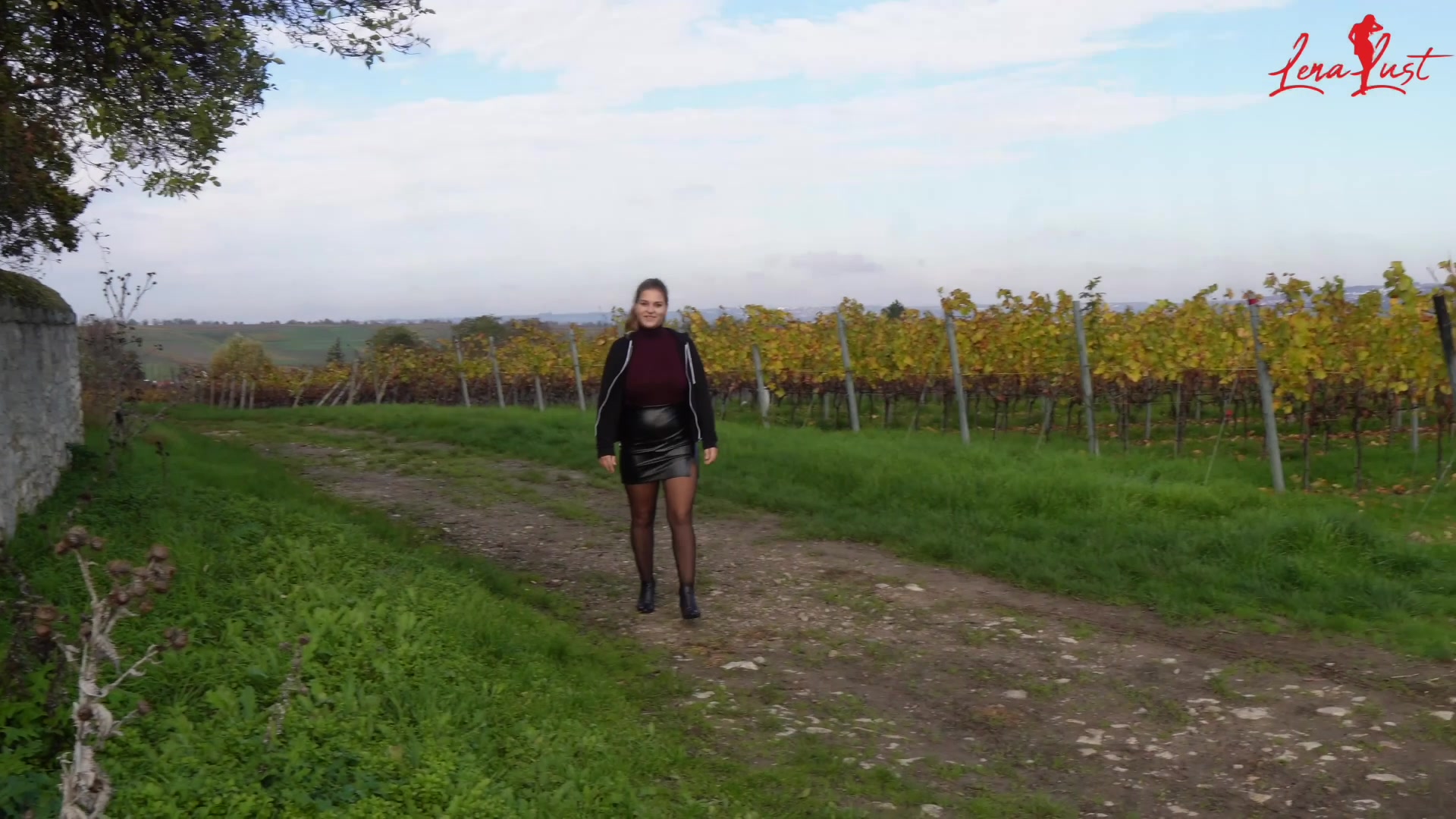 Eigentlich wollte ich nur einen schönen Spaziergang im Herbst machen. Plötzlich merkte ich aber wie ich immer heißer wurde und hatte das große Verlangen es mir selber zu machen. 
Als ich eine schöne Bank gefunden habe verlor ich die Kontrolle und habe es mir heftig selber besorgt. 
Genießt meine Lust und die heißen Nahaufnahmen.
Vielleicht inspiriere ich euch ja, auch eurer Lust nachzugeben.