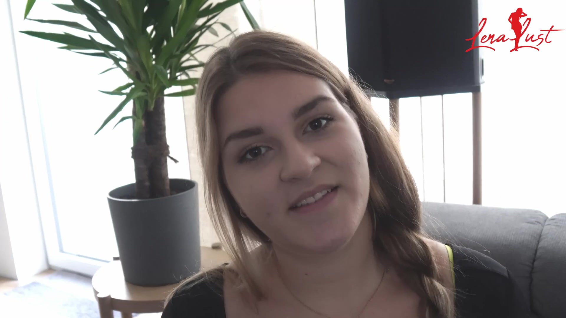 Genau mitten zur WM kommt mein neues Video was man sich schön in der Halbzeitpause Genussvoll ansehen kann. Geile Nahaufnahmen von meinen Body wie ich mich selbst befriedige und schlussendlich auch zum Orgasmus komme.