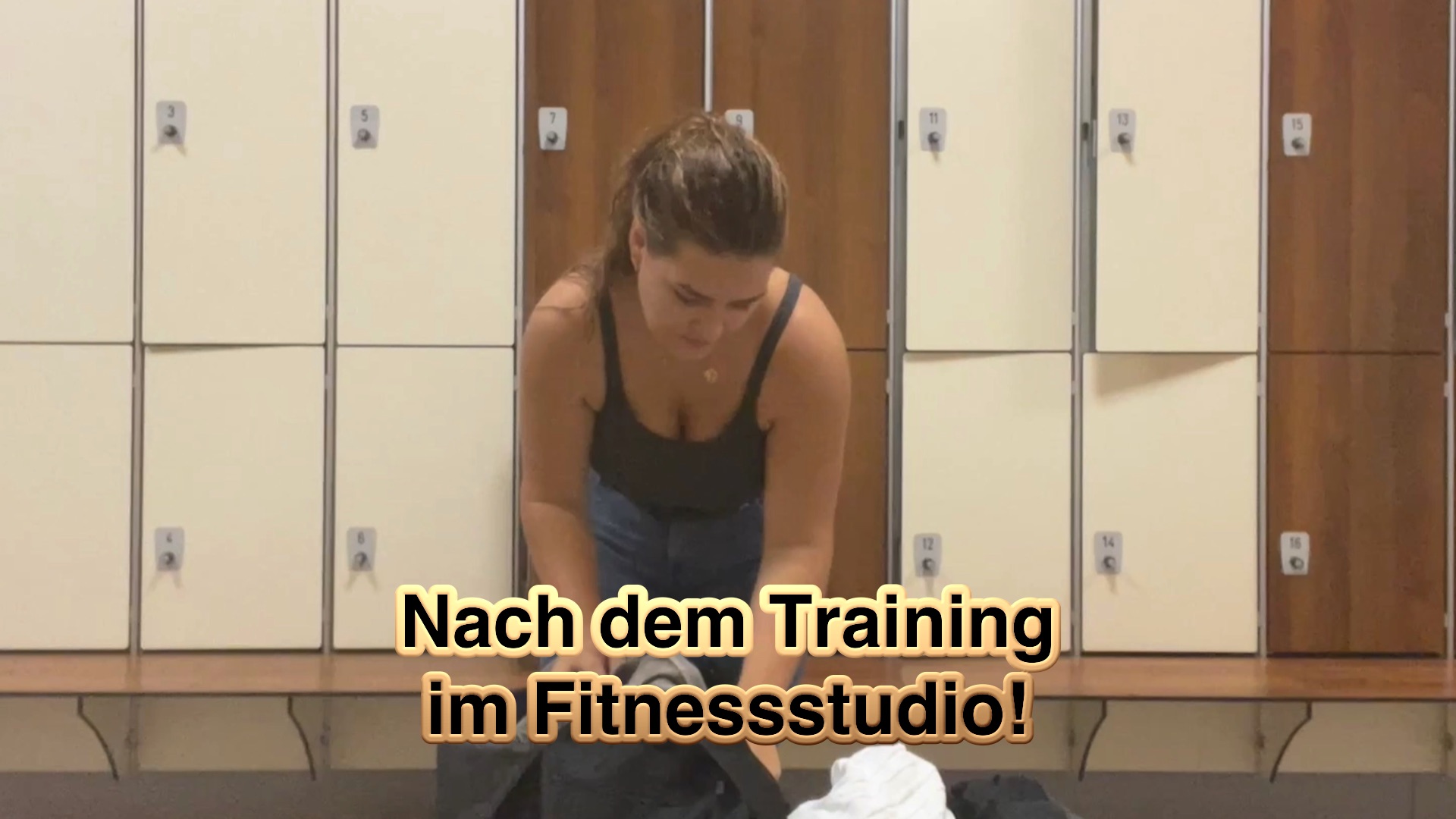 Nach meinen harten Training nehme ich euch mal mit in die Dusche und Umkleidekabine. Hier seht ihr mich nackt mit geilen Nahaufnahmen und erotischen Szenen.