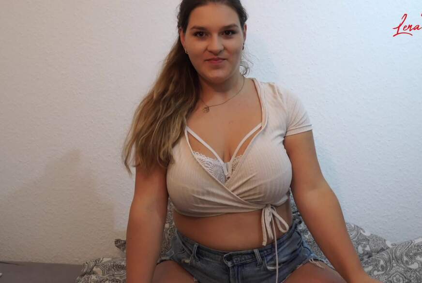 LenaLust: Große Brüste, kleine Füße. Das perfekte zum W*****n?