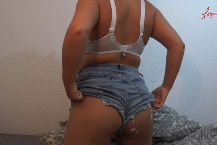 LenaLust: Große Brüste, kleine Füße. Das perfekte zum W*****n?