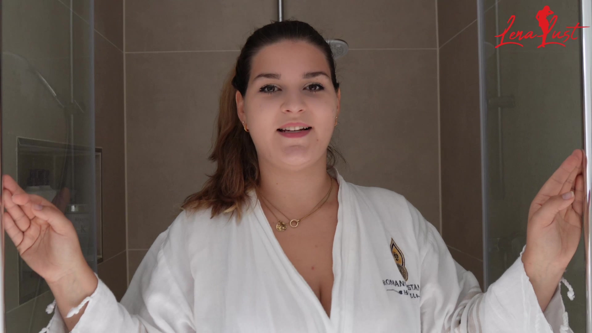 Heute nehme ich euch mit unter die Dusche. Seife mich ein und gebe dir geile Einblicke, wie das Wasser an meinem Körper herunterläuft. Ich kann es nicht lassen meinen Saugnapfdildo mit einzuseifen und dann natürlich in verschiedenen Positionen zu testen! Wow das war ein heißer Ritt!