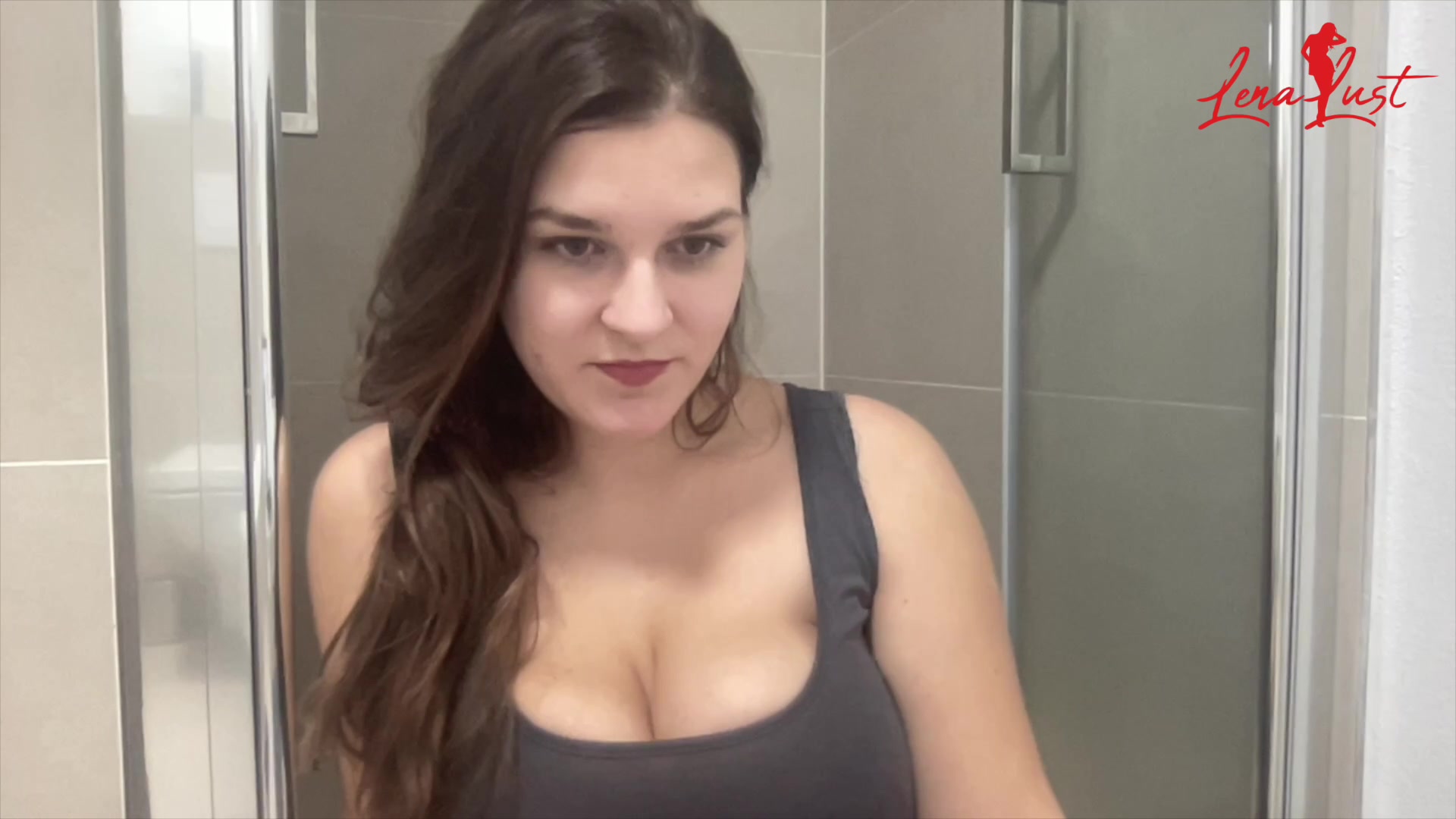 Für alle die mich mal wieder breitbeinig, offen und nass erleben wollen, dies ist genau das richtige Video.
Erst wird sich ausgezogen und dann langsam gehts in die Hocke wo man schön den Strahl sehen kann. 
Natürlich werden ein paar Stops eingebaut um die Geilheit zu steigern.

Jedenfalls viel Spaß beim genießen

Deine Lena-Lust