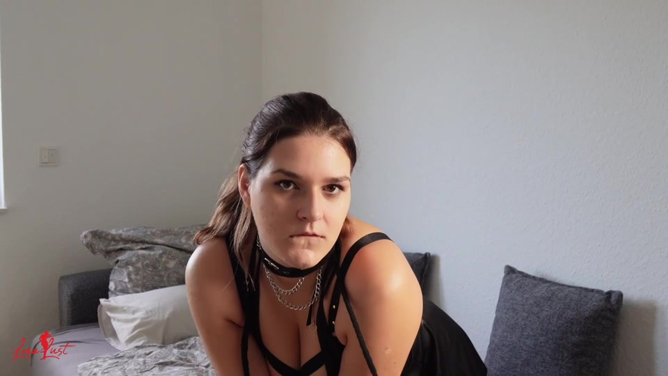 Heute bin ich mal wieder in eine devote Rolle geschlüpft.  Seht mich wie ich mit Gagball und anderen geilen devoten Spielzeug es mich für euch mache. 

Es war eine unheimlich sexy Erfahrung mich in dieser Rolle zu sehen.

Viel Spaß beim genießen.