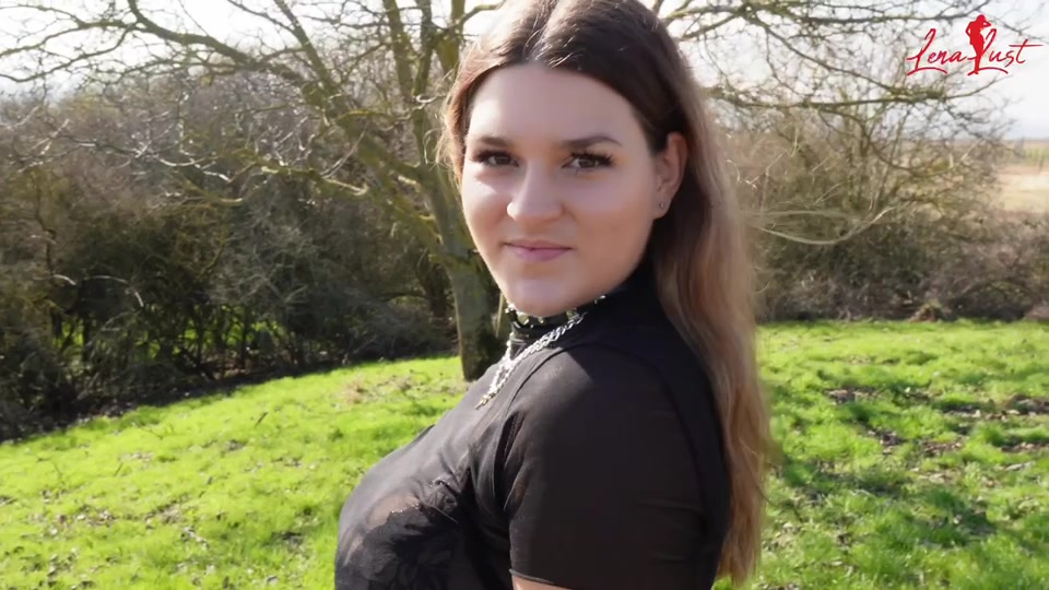 Bei diesem schönen Wetter habe ich meinen Kameramann geschnappt und wir sind in die Weinberge gefahren. 
In Lack und Leder habe ich meine neuen gesponserten Stiefel das erste mal präsentiert. 
Nach paar Gehminuten bei der frischen Luft überkam es mich und ich musste es mir selbst besorgen.
Das war natürlich ein geiles Gefühl .... in diesen sexy Stiefeln zu kommen.

Liebe Grüße von Deiner geilen
Lena Lust