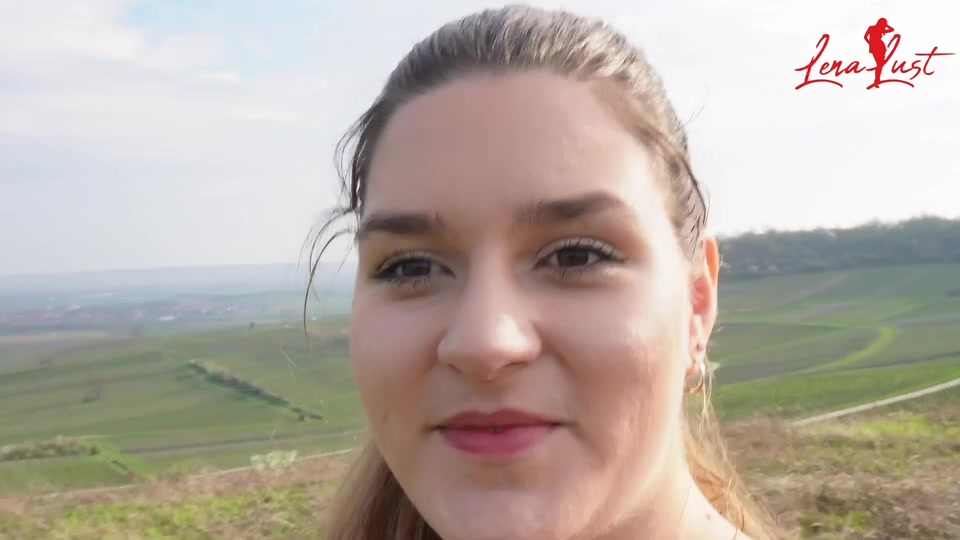 Bei meinen Spaziergang durch die Weinberge hatte ich dieses mal wieder meinen Kameramann dabei. Wir haben zwischendurch bei schöne Fotos geschossen und sind spazieren gegangen. Irgendwann überkam es mich und ich musste dringend pinkeln. Dies tat ich dann direkt vor meinen Kameramann. Ihn hat das so sehr gefallen, das sein Finger in meiner feuchten Muschi landete. 
Viel Spaß beim genießen

Deine Lena-Lust