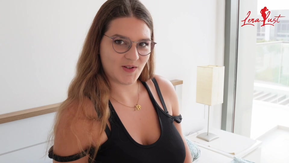 Heute wurde wieder mal auf mehrfachen Wunsch ein Video umgesetzt wo ich meinen Dildo reite und zärtlich meine Hände mich zum Orgasmus bringen.

Dazu kommt dieses sexy und geile Outfit.

Zur besten Jahreszeit kommt dann dieses Video optimal :-) !!!!

Viele schöne intime und geile Aufnahmen .... bis hin zum Orgasmus.


Ich wünsche viel Spaß beim genießen

Deine Lena-Lust