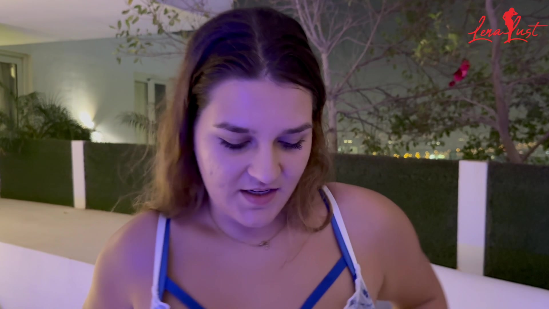 Nach dem Pool ist vor dem ausruhen .... und was passiert? Die Geilheit überkam mich und ich konnte nicht anders als es mir zu besorgen ohne Rücksicht ob jemand eventuell zusieht oder vorbei laufen könnte.

Meine Pussy war so extrem geil und gut das ich auch meinen Dildo dabei hatte. 

So konnte ich es mir ordentlich besorgen und schön perfekt zum Orgasmus kommen.

Viel Spaß beim genießen
Deine Lena-Lust