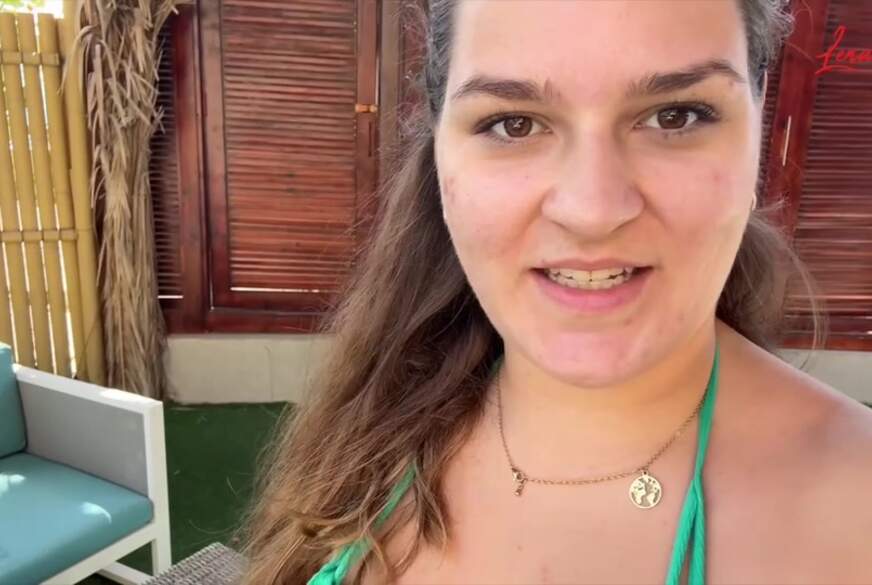Lena auf einer eins***n Insel mit ihrem Toy von LenaLust pic1