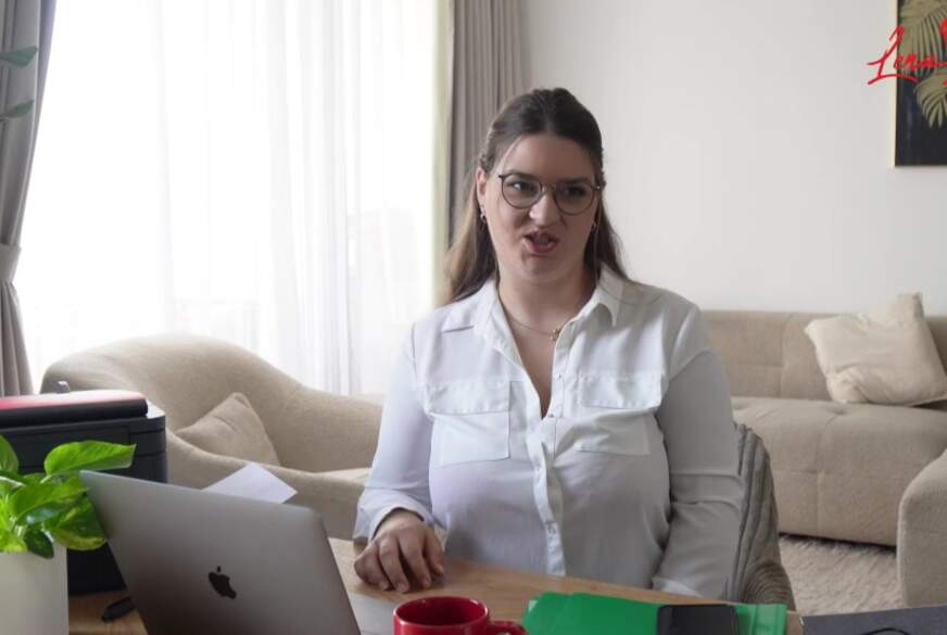 LenaLust: Rollenspiel Sekretärin Lena bekommt Hilfe