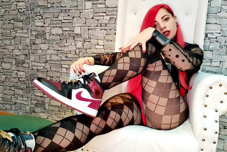 Sneakers und Lack-Hotpants von LadyRockabella pic4