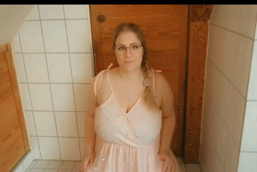 Mira_More: Titten komplett raus und Beine ganz weit gespreizt! Ich verwöhne mich jetzt!