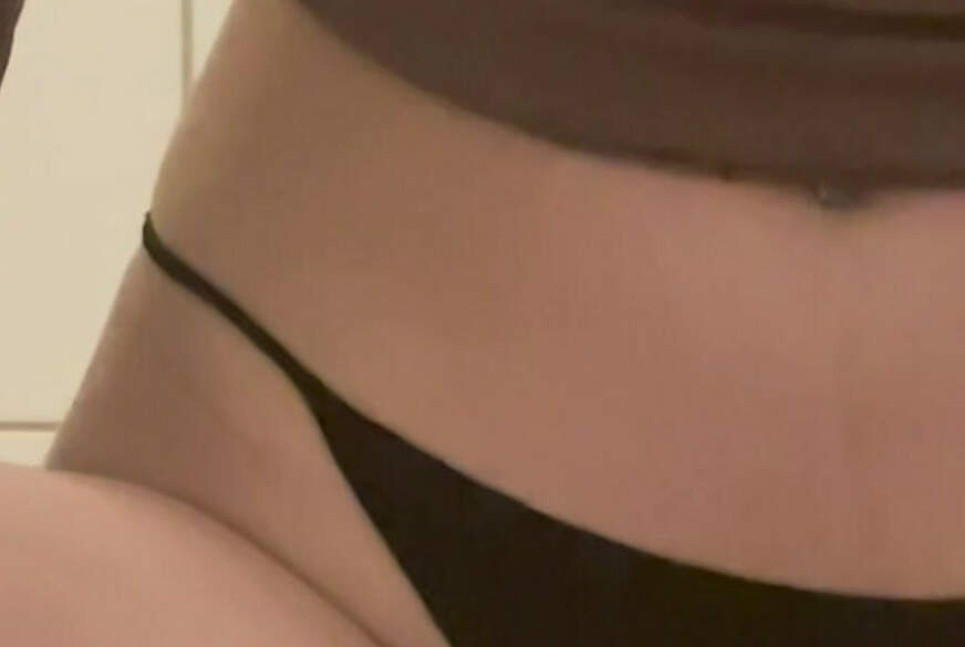 Emilia-ausFFM: Dildo g*****t und b*****t! NS-Fetisch!