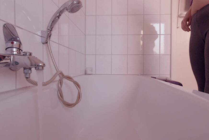 OMG Versteckte Kamera im Bad beim Matubieren gefilmt  !!! von Isabella-InLove
