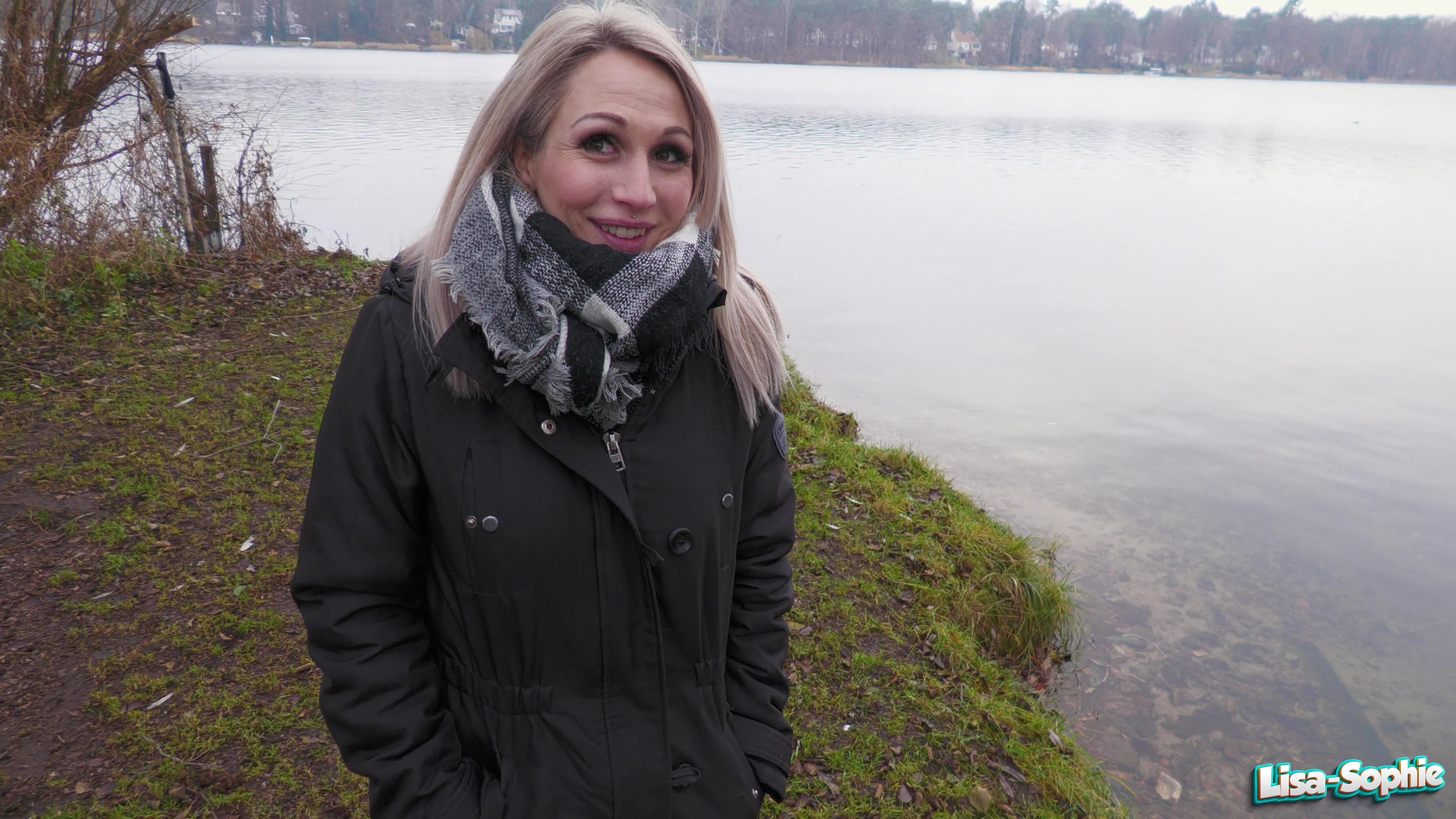 Ich hatte mal wieder ein Online-Date, das jedoch echt eskaliert ist. Der Typ war heftig unterwegs und damit hätte ich ehrlich gesagt auch gar nicht gerechnet. Wir haben beide sehr schnell festgestellt, dass wir nur Spass suchen. Tinder ist nämlich super dafür geeignet. So sind wir schnell zu mir und haben auch direkt losgelegt. Ich habe ihm erst seinen Schwanz hart geblasen und dann wollte er mich ficken. Ich habe mir dabei gar nichts gedacht und damm steckte er mir seinen Prügel eiskalt in den Arsch. Einfach so, ohne Vorwarnung. Am Anfang tat es kurz weh aber dann war es echt geil. Es ging aber noch weiter und der Typ stand auch noch auf Schläge. Er hat schön auf meinen Arsch geschlagen und meine Titten. Ich stehe total auf Spanking. Ich bin so heftig zum Orgasmus gekommen, als der mich noch einmal anal genommen hat. Er wollte dann auch noch kommen und hat mir einen fetten Cumshot verpasst. War das eine Ladung Sperma ... So muss Sex sein, hart und geil !!!