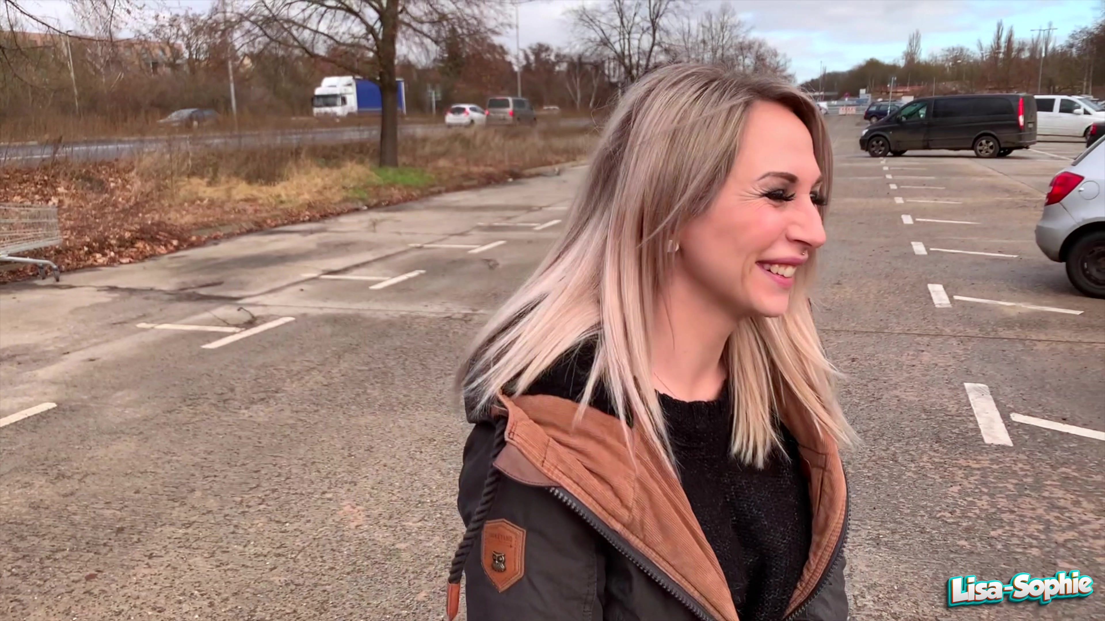 Oh fuck war das geil und dann noch mitten auf dem Parkplatz, direkt an der Hauptstraße. Ich glaube auch, dass man uns dabei gesehen hat aber egal :) Mein Fickbuddy hat mich von der Bahn abgeholt und unterwegs ist mir ein kleines Missgeschick passiert. Meine Hose ist gerissen, zum Glück konnte ich noch eine neue kaufen. Ich erzählte ihm davon und was macht er, er fässt in das Loch und zerreisst sie. Was für ein Idiot :) aber wir mussten beide total lachen. Im Auto wollte ich mir eigentlich nur die andere Hose anziehen, doch dann eskalierte es. Er wurde geil und ich auch. Er steckte erst ein paar Finger rein, dann die ganze Hand und fistete mich richtig hart. Ich hatte das Gefühl, dass sein ganzer Arm in meiner Pussy steckte, so tief war er drin. Die Autos fuhren nur so vorbei, denn es war wirklich direkt an der Hauptstraße. Es dauerte auch nicht lange und ich kam zum Orgasmus !!!!