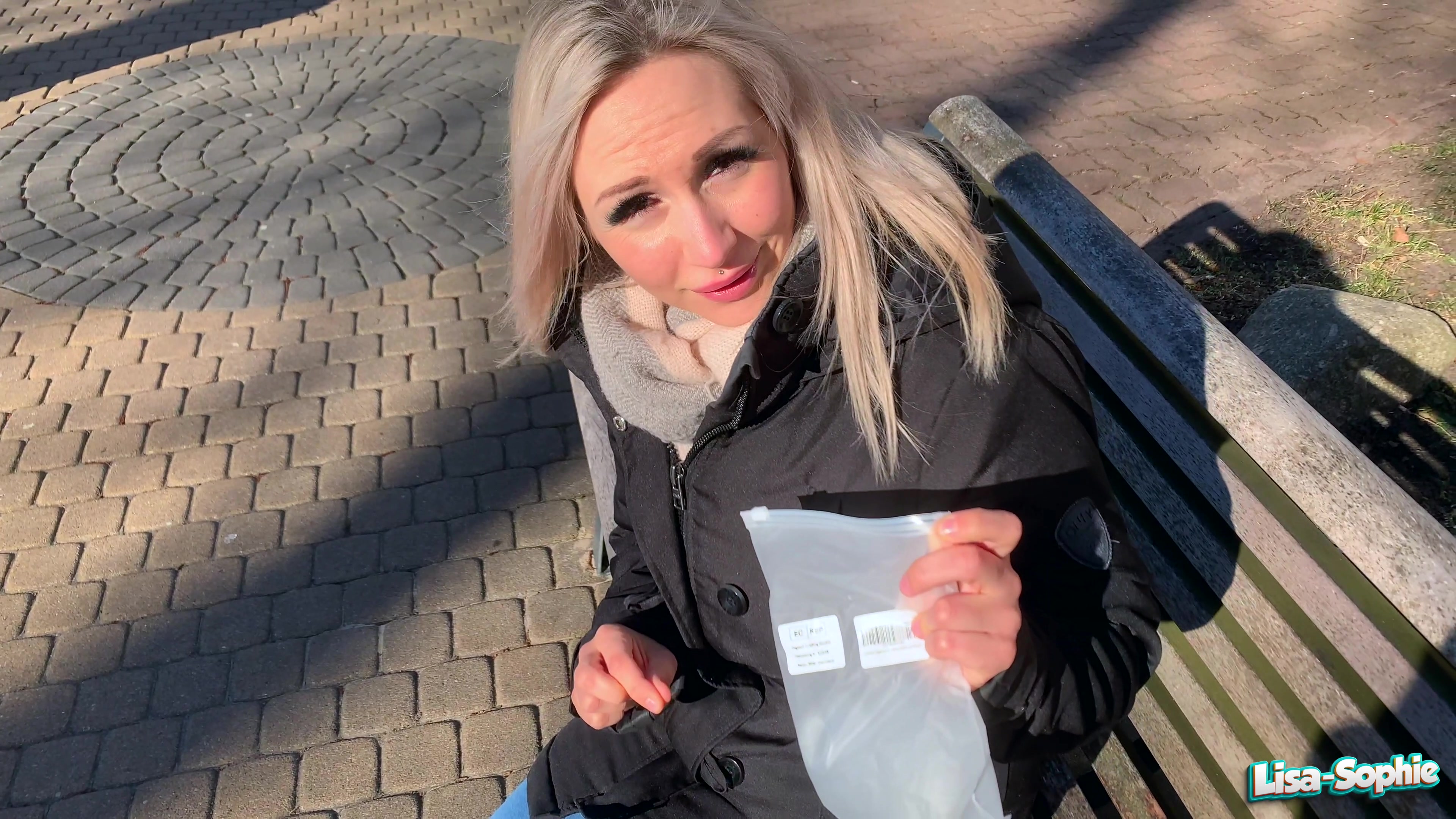 Damit hatte ich nicht gerechnet, dass dieses kleine Spielzeug so geil sein kann. Mein Fickbuddy hat einen fetten Analplug besorgt, mit Öffnung. Er wollte mir schon immer mal tief ins Arschloch pissen. Damit kann man das sehr gut, denn das Poloch ist damit extrem gedehnt. 

Wir haben es auch sofort ausprobiert. Ich habe erst meinen Arsch gedehnt, schön die Hand hinein geschoben und dann dann Plug eingeführt. Er konnte es kaum abwarten und hat sofort angefangen mir in den Arsch zu pissen. Er hörte gar nicht auf. Es war so ein geiles Gefühl, die warme Pisse in meinem Arsch zu spüren. 

Danach hab ich ihm seinen Schwanz sauber geleckt und dann ging es in die zweite Runde. Ich war so geil, dass ich noch gefickt werden wollte. Es ging anal weiter und er rammte mir seinen Prügel ins Poloch. Er fickte mich schön hart durch und schob seinen Schwanz immer tiefer in meinen Arsch. 

Er spritze mir dann seine Ladung Sperma in den Mund und auf die Titten. Es war eine fette Ladung und m