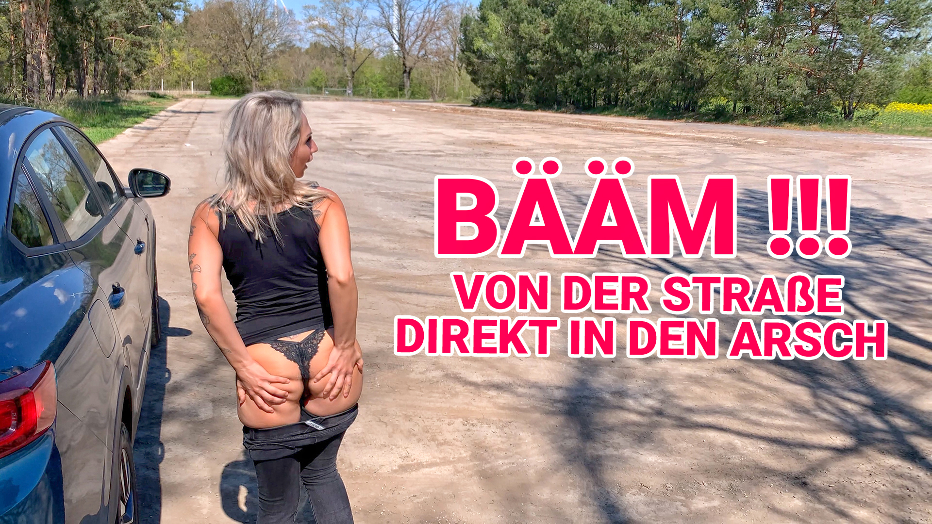 BÄÄM !!! Von der Straße direkt in den Arsch Was tut man nicht alles, wenn der Bus nicht fährt. Zum Glück hat mich der Typ mitgenommen und ich konnte endlich weiter. Der Bus kam nämlich nicht und ich musste dringend zu meinem Termin. Natürlich wollte er eine Gegenleistung und Geld hatte ich nicht dabei. Erst wollte er nur meine Titten sehen und damit hatte ich gar kein Problem. Plötzlich wollte er aber mehr und naja was tut man nicht alles für eine Mitfahrgelegenheit. Wir hielten an und dann ging es auch gleich los. Ich sollte mich ausziehen und er fing an meine Muschi zu fingern. Danach drehte ich mich um und er steckte seinen Schwanz eiskalt in meinen Arsch. Er schob ihn einfach anal rein und fing an mich zu ficken. Es fühlte sich aber echt gut an, weil er einen echt fetten Schwanz hatte. Er durfte sich dann auch noch aussuchen, wo er hinspritzen will. Ich lutschte ihm seinen Schwanz sauber und dann gab es einen schönen Cumshot und das alles schön outdoor !